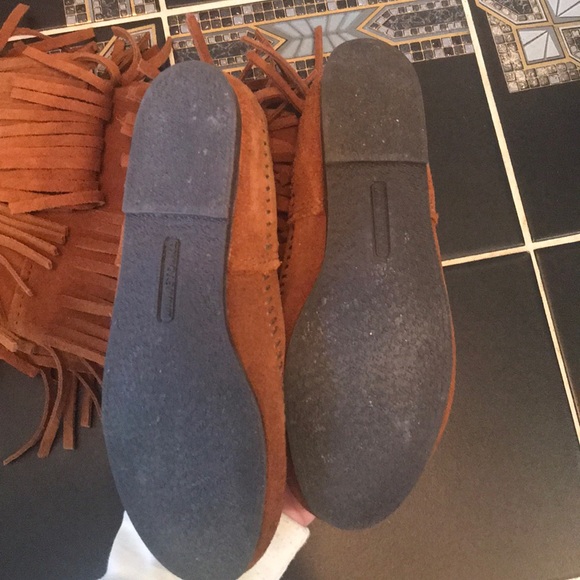 Minnetonka fringe boot - Picture 2 of 7